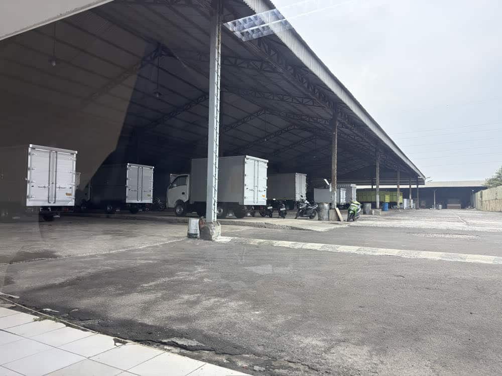 Armada karoseri JFT: Box Aluminium dan Bak Besi di area produksi Bekasi