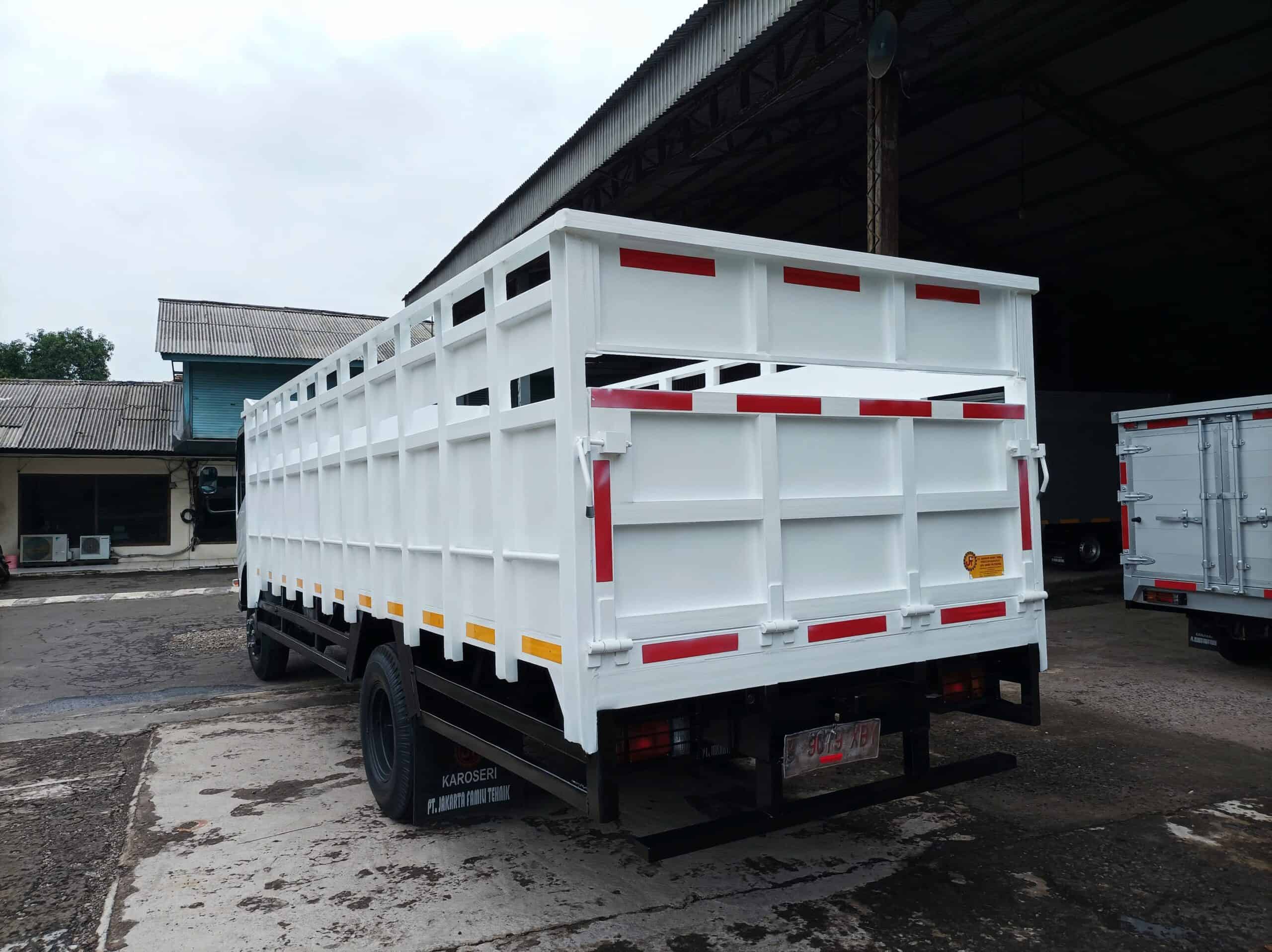 Workshop JFT Karoseri di Bekasi — produksi karoseri truk niaga sejak 1980 — JFT Karoseri
